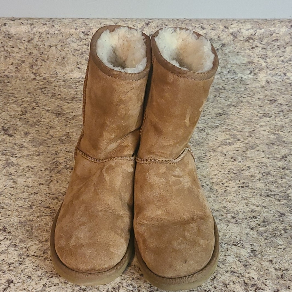 Ugg short brown boots